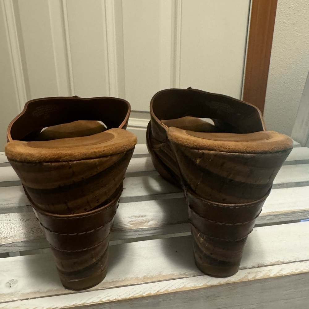 Nine West EUC Leather wedges with gold - Picture 4 of 7